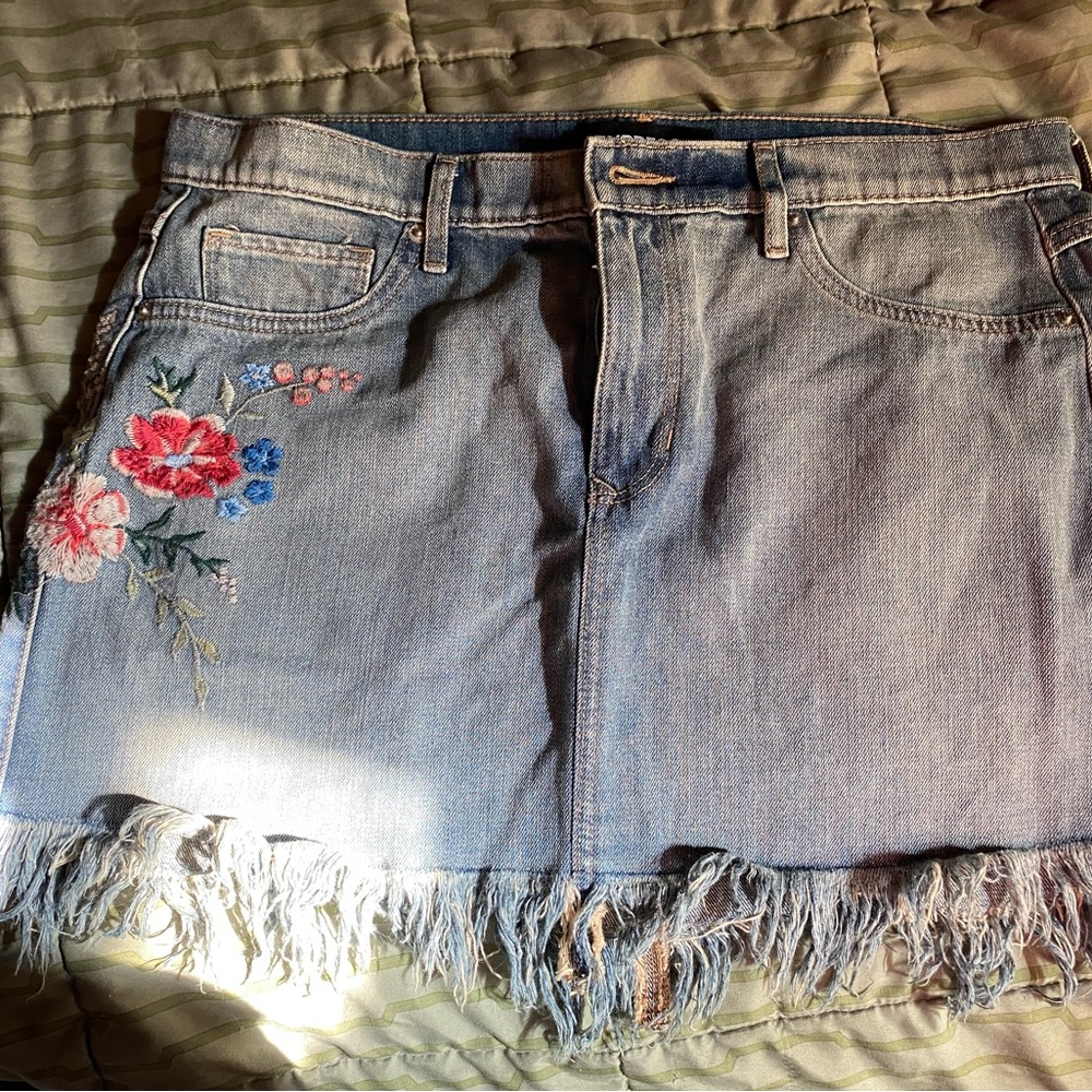 Cute floral mini skirt with rough edges on the bottom.